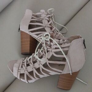 JustFab Jalisah  Faux Suede Cream Woven Lace-Up Peep-Toe Chunky Heels Size 8.5